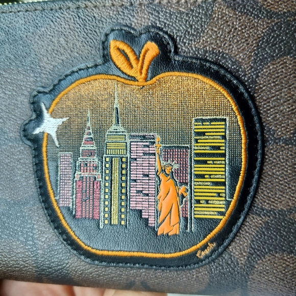 COACH New York City Apple - Picture 2 of 11